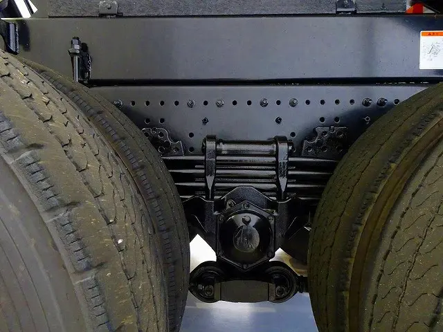 シャーシは 錆止め/マフラー塗装 仕上げに力を入れています。|日野 プロフィア 2DG-FS1EGA(6x4)の写真43