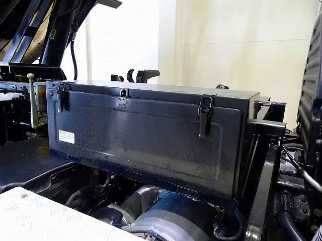 ステンレスリアフェンダー タイヤ止め2個 右シャシフロント工具箱|日野 プロフィア 2DG-FS1EGA(6x4)の写真46
