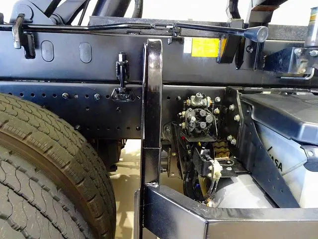 シャーシは 錆止め/マフラー塗装 仕上げに力を入れています。|日野 プロフィア 2DG-FS1EGA(6x4)の写真47