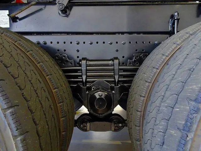 シャーシは 錆止め/マフラー塗装 仕上げに力を入れています。|日野 プロフィア 2DG-FS1EGA(6x4)の写真48