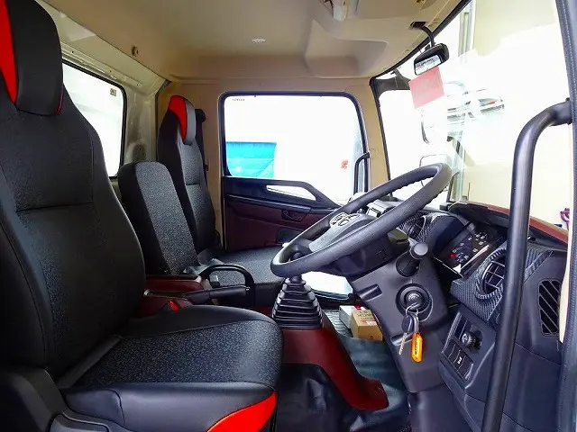 ターボ　排気ブレーキ　坂道発進補助装置　車線逸脱警報装置　衝突被害軽減ブレーキ　フォグランプ　トラクションコントロール　室内LED灯|日野 レンジャー 2KG-FC2ABA(2WD)の写真6