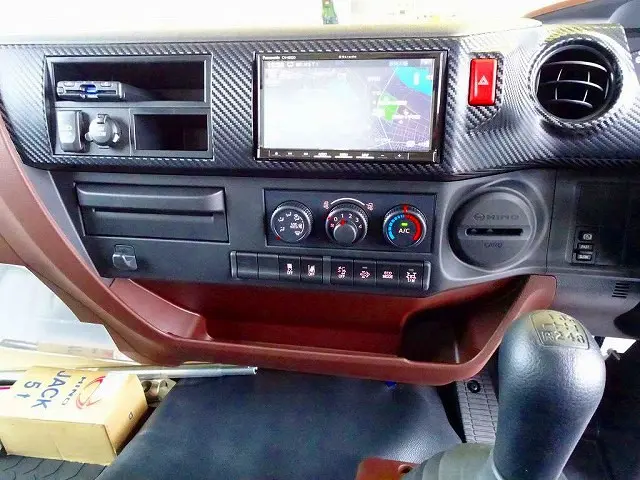 ターボ　排気ブレーキ　坂道発進補助装置　車線逸脱警報装置　衝突被害軽減ブレーキ　フォグランプ　トラクションコントロール　室内LED灯|日野 レンジャー 2KG-FC2ABA(2WD)の写真10