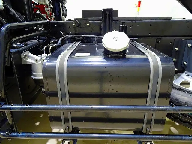 燃料タンク100L　右シャシフロント工具箱　シャーシは 錆止め/マフラー塗装 仕上げに力を入れています。|日野 レンジャー 2KG-FC2ABA(2WD)の写真41