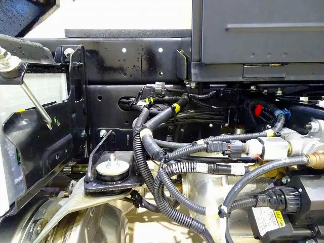 燃料タンク100L　右シャシフロント工具箱　シャーシは 錆止め/マフラー塗装 仕上げに力を入れています。|日野 レンジャー 2KG-FC2ABA(2WD)の写真47