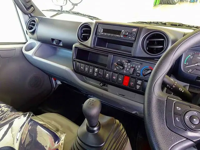 AC PS PW SRS ABS 集中ドアロック 左電格ミラー ルームミラー式バックモニター アドブルー ターボ 排気ブレーキ フロア5MT|日野 デュトロ 2WG-XZU676P(4WD)の写真9
