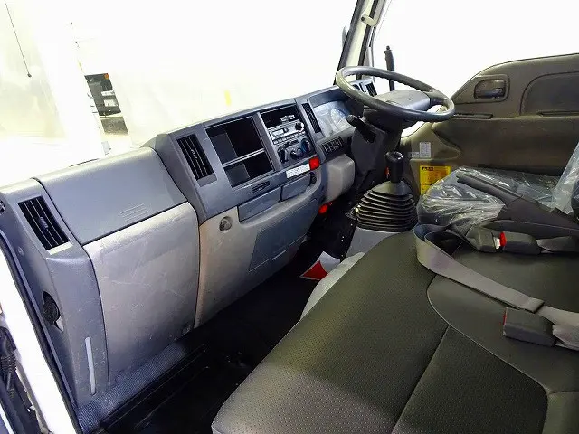 AC　PS　PW　SRS　ABS　キーレス(不良)　左電各ミラー　AM/FMラジオ　ETC　ターボ　排気ブレーキ　坂道発進補助装置　トラクションコントロール|いすゞ エルフ SKG-NKR85AN(2WD)の写真7