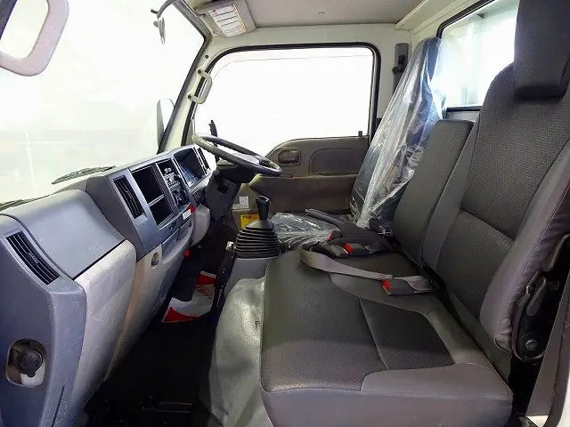 AC　PS　PW　SRS　ABS　キーレス(不良)　左電各ミラー　AM/FMラジオ　ETC　ターボ　排気ブレーキ　坂道発進補助装置　トラクションコントロール|いすゞ エルフ SKG-NKR85AN(2WD)の写真8