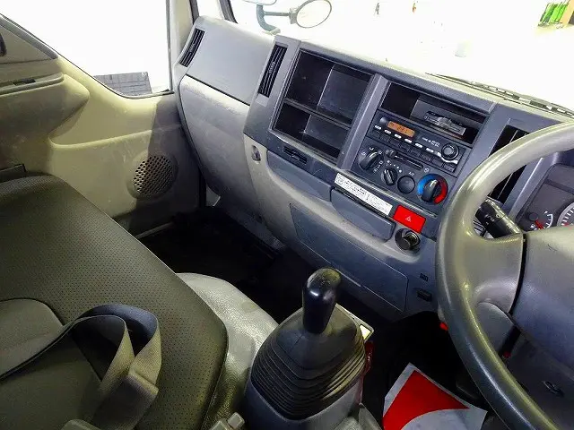 AC　PS　PW　SRS　ABS　キーレス(不良)　左電各ミラー　AM/FMラジオ　ETC　ターボ　排気ブレーキ　坂道発進補助装置　トラクションコントロール|いすゞ エルフ SKG-NKR85AN(2WD)の写真9