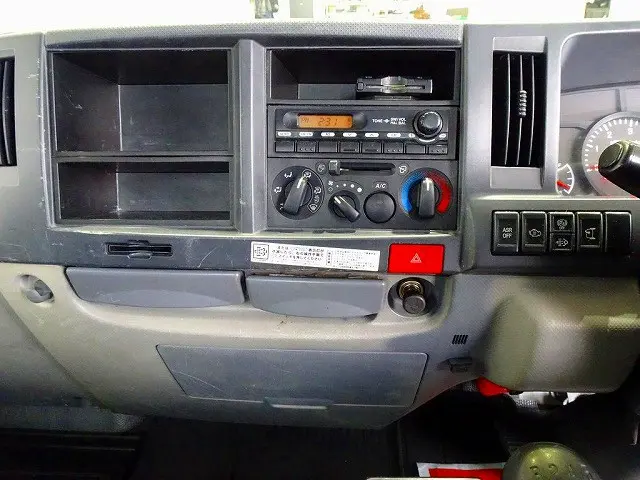 AC　PS　PW　SRS　ABS　キーレス(不良)　左電各ミラー　AM/FMラジオ　ETC　ターボ　排気ブレーキ　坂道発進補助装置　トラクションコントロール|いすゞ エルフ SKG-NKR85AN(2WD)の写真10