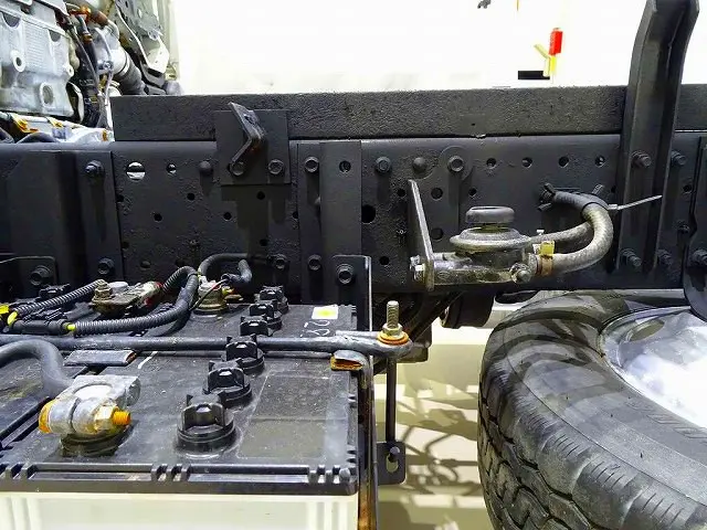 シャーシは 錆止め/マフラー塗装 仕上げに力を入れています。|いすゞ エルフ SKG-NKR85AN(2WD)の写真37