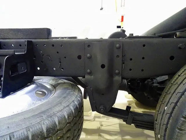 シャーシは 錆止め/マフラー塗装 仕上げに力を入れています。|いすゞ エルフ SKG-NKR85AN(2WD)の写真38