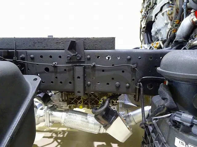 シャーシは 錆止め/マフラー塗装 仕上げに力を入れています。|いすゞ エルフ SKG-NKR85AN(2WD)の写真41