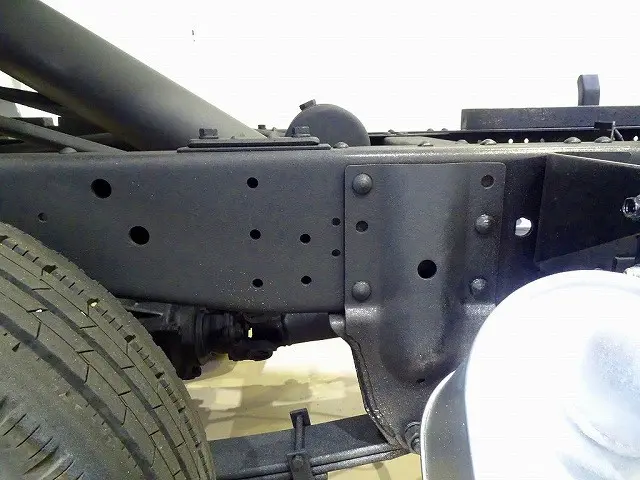 シャーシは 錆止め/マフラー塗装 仕上げに力を入れています。|いすゞ エルフ SKG-NKR85AN(2WD)の写真43