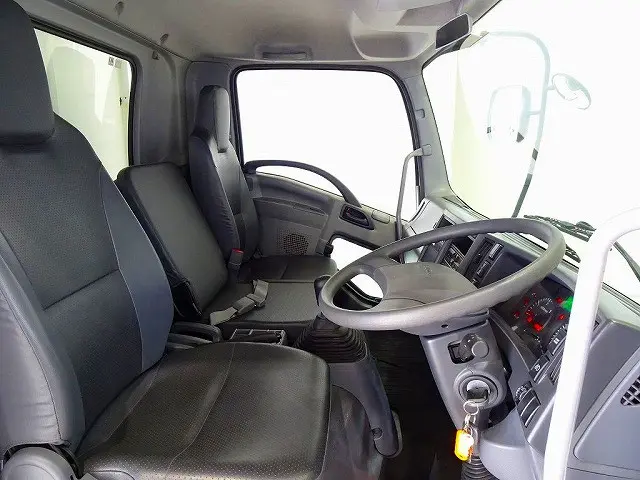 オートAC PS PW SRS ABS キーレス 左電格ミラー ラジオ タコグラフ ターボ 排気ブレーキ 坂道発進補助装置 アイドリングストップ フォグランプ 室内蛍光灯|いすゞ フォワード TKG-FRR90S2(2WD)の写真6
