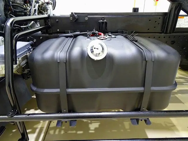 燃料タンク100L タイヤ止め2個 シャーシは 錆止め/マフラー塗装 仕上げに力を入れています。|いすゞ フォワード TKG-FRR90S2(2WD)の写真42