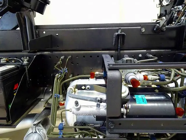 燃料タンク100L タイヤ止め2個 シャーシは 錆止め/マフラー塗装 仕上げに力を入れています。|いすゞ フォワード TKG-FRR90S2(2WD)の写真46