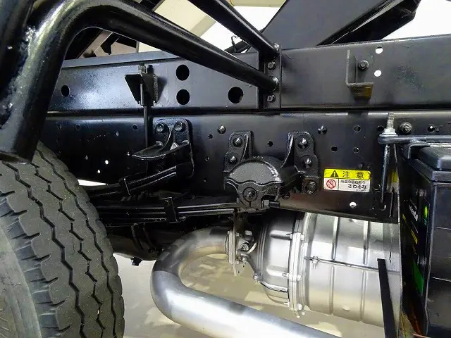 燃料タンク100L タイヤ止め2個 シャーシは 錆止め/マフラー塗装 仕上げに力を入れています。|いすゞ フォワード TKG-FRR90S2(2WD)の写真47