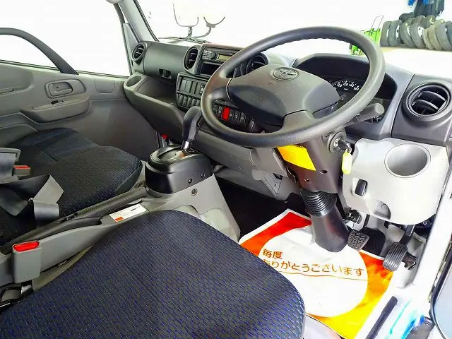 AC PS PW(フロント/リア) SRS ABS 集中ドアロック AM/FMラジオ ルームミラー式バックモニター アドブルー ターボ フロアAT 2ペダル|トヨタ ダイナ 2DG-GDY281(4WD)の写真5