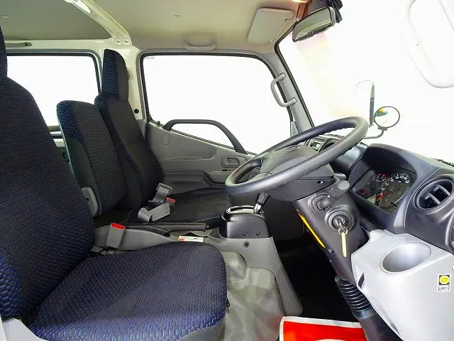 車線逸脱警報装置 衝突被害軽減ブレーキ フォグランプ トラクションコントロール ヘッドライトウォッシャー クリアランスソナー リアヒーター|トヨタ ダイナ 2DG-GDY281(4WD)の写真6