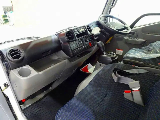 AC PS PW(フロント/リア) SRS ABS 集中ドアロック AM/FMラジオ ルームミラー式バックモニター アドブルー ターボ フロアAT 2ペダル|トヨタ ダイナ 2DG-GDY281(4WD)の写真7