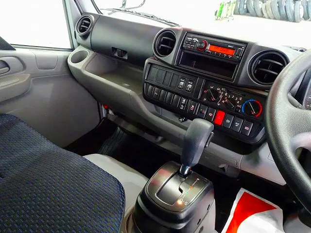 AC PS PW(フロント/リア) SRS ABS 集中ドアロック AM/FMラジオ ルームミラー式バックモニター アドブルー ターボ フロアAT 2ペダル|トヨタ ダイナ 2DG-GDY281(4WD)の写真9