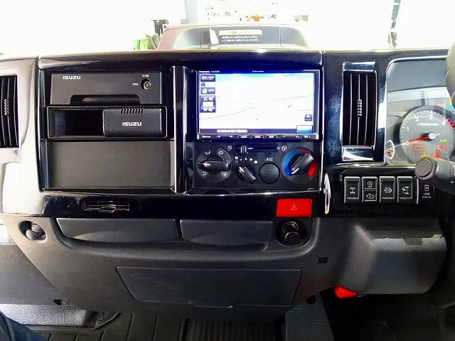 車線逸脱警報装置　PCB　LEDヘッドライト　アイドリングストップ　フォグランプ　ASR　鍵付き小物ケース　ホイールキャップ　リアガラス三面フィルム貼り　フロアAT　2ペダル|いすゞ エルフ 2RG-NJS88A改(4WD)の写真10