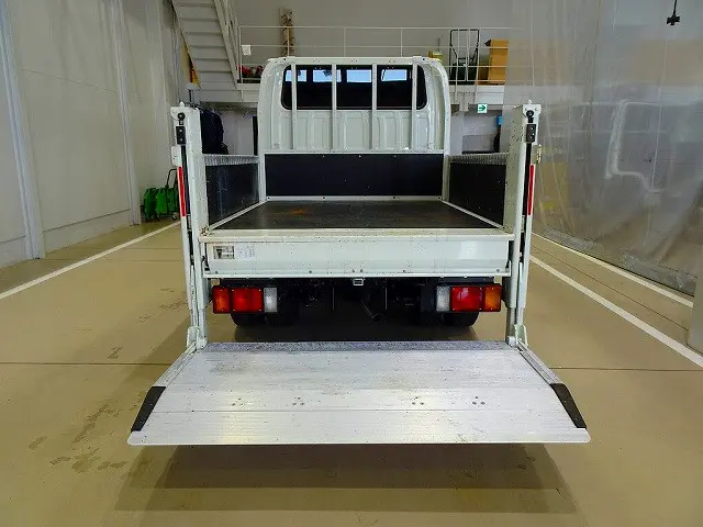 垂直パワーゲート　600kg　新明和/RE06-1233　長：84cm/有効長：56cm　幅：160cm　PG接地面アルミ縞鋼板張り　左右リア支柱PGスイッチ|いすゞ エルフ 2RG-NJS88A改(4WD)の写真33
