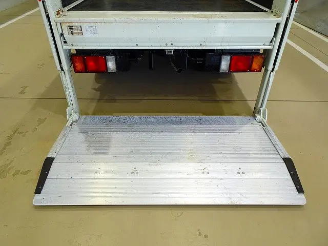 垂直パワーゲート　600kg　新明和/RE06-1233　長：84cm/有効長：56cm　幅：160cm　PG接地面アルミ縞鋼板張り　左右リア支柱PGスイッチ|いすゞ エルフ 2RG-NJS88A改(4WD)の写真34