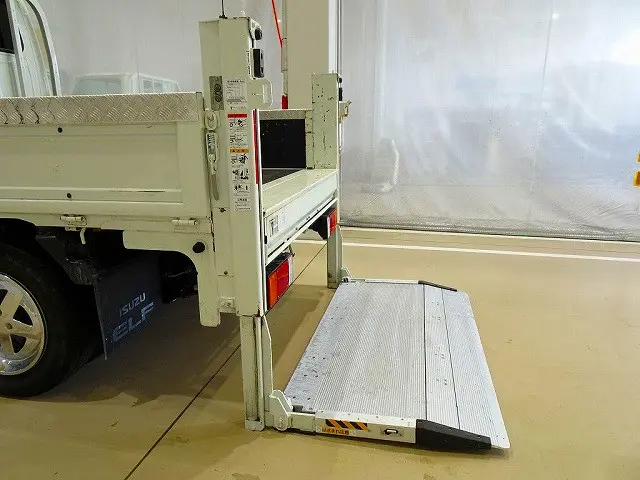 垂直パワーゲート　600kg　新明和/RE06-1233　長：84cm/有効長：56cm　幅：160cm　PG接地面アルミ縞鋼板張り　左右リア支柱PGスイッチ|いすゞ エルフ 2RG-NJS88A改(4WD)の写真35