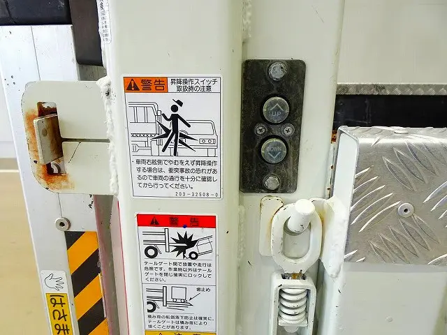 垂直パワーゲート　600kg　新明和/RE06-1233　長：84cm/有効長：56cm　幅：160cm　PG接地面アルミ縞鋼板張り　左右リア支柱PGスイッチ|いすゞ エルフ 2RG-NJS88A改(4WD)の写真36