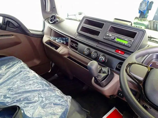 AC PS PW(フロントのみ) SRS ABS キーフリー 左電格ミラー AM/FMラジオ バックモニター アドブルー ターボ 排気ブレーキ インパネ5MT|三菱 キャンター 2RG-FBA20(2WD)の写真9