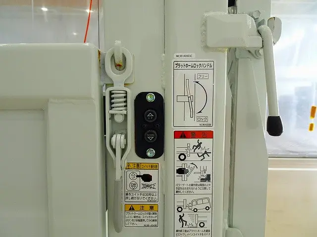 垂直パワーゲート 600kg 極東開発/V601B-1MKT2 長:85cm/有効長:75cm 幅:157cm 左右リア支柱PGスイッチ|三菱 キャンター 2RG-FBA20(2WD)の写真37