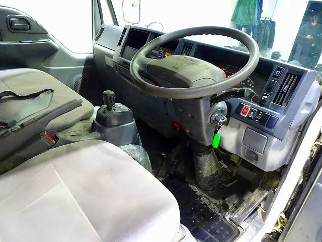 いすゞ エルフ TRG-NJS85A(4WD)の写真5