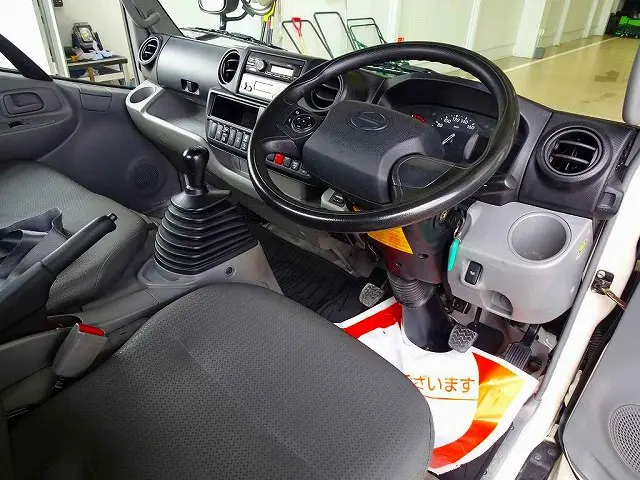 AC　PS　PW　SRS　ABS　集中ドアロック　左右電格ミラー/ヒーター　ラジオ　ETC　バックモニター　ドラレコ　タコグラフ　ターボ　排気ブレーキ　坂道発進補助装置　フロア5MT|日野 デュトロ 2KG-XZU675M(4WD)の写真5