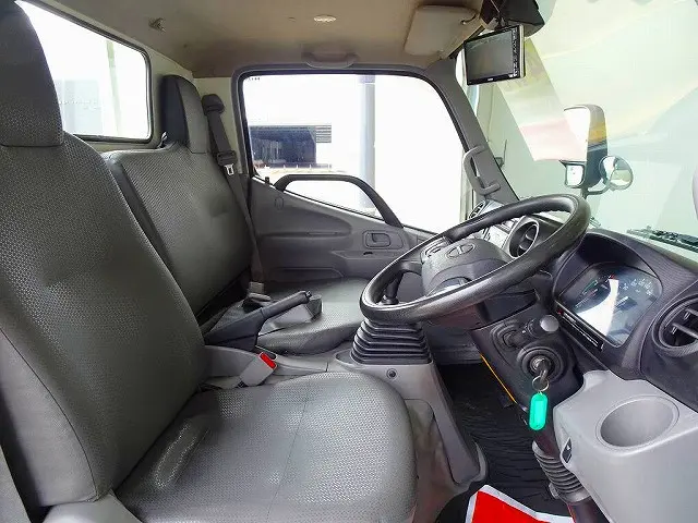 車線逸脱警報装置　衝突被害軽減ブレーキ　アイドリングストップ　フォグランプ　トラクションコントロール　室内LED灯　ヘッドライトウォッシャー　クリアランスソナー|日野 デュトロ 2KG-XZU675M(4WD)の写真6