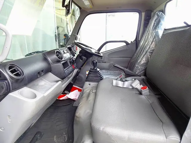 車線逸脱警報装置　衝突被害軽減ブレーキ　アイドリングストップ　フォグランプ　トラクションコントロール　室内LED灯　ヘッドライトウォッシャー　クリアランスソナー|日野 デュトロ 2KG-XZU675M(4WD)の写真8