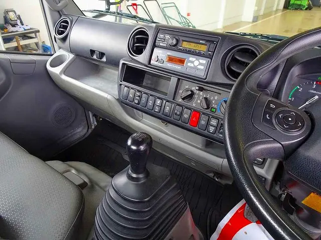 AC　PS　PW　SRS　ABS　集中ドアロック　左右電格ミラー/ヒーター　ラジオ　ETC　バックモニター　ドラレコ　タコグラフ　ターボ　排気ブレーキ　坂道発進補助装置　フロア5MT|日野 デュトロ 2KG-XZU675M(4WD)の写真9