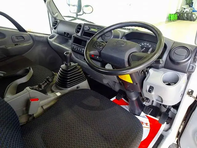 AC PS PW SRS ABS キーフリー 左電格ミラー Bluetooth ETC ルームミラー式バックモニター ターボ ESスタート 車線逸脱警報装置 PCS|日野 デュトロ 2KG-XZU675M(4WD)の写真5