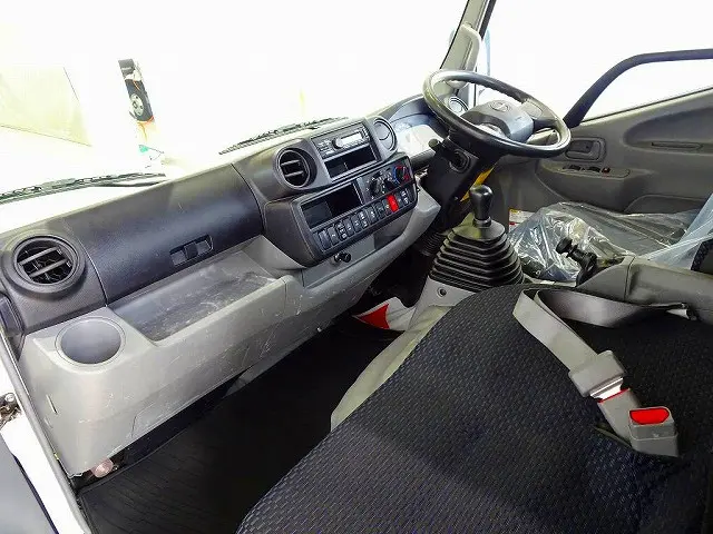 AC PS PW SRS ABS キーフリー 左電格ミラー Bluetooth ETC ルームミラー式バックモニター ターボ ESスタート 車線逸脱警報装置 PCS|日野 デュトロ 2KG-XZU675M(4WD)の写真7