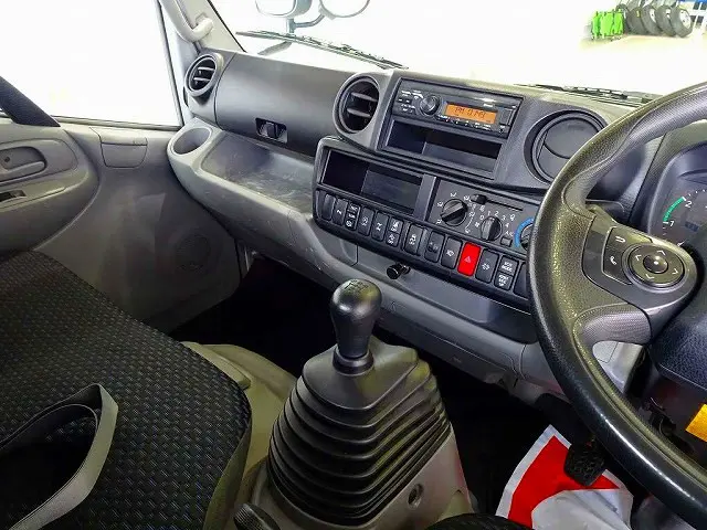 AC PS PW SRS ABS キーフリー 左電格ミラー Bluetooth ETC ルームミラー式バックモニター ターボ ESスタート 車線逸脱警報装置 PCS|日野 デュトロ 2KG-XZU675M(4WD)の写真9