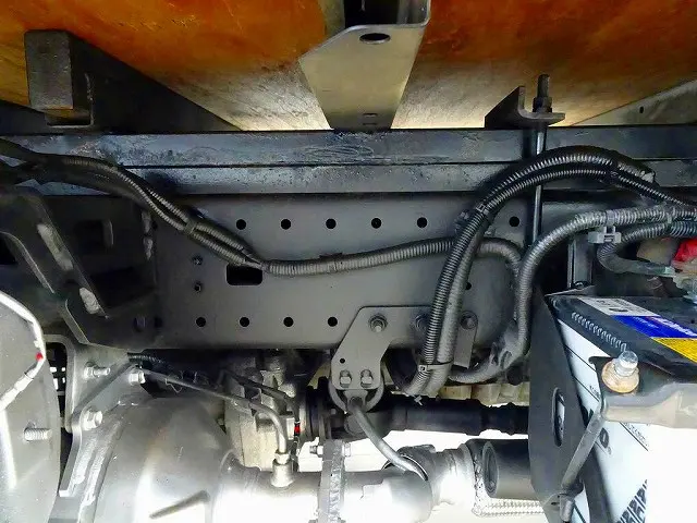 シャーシは 錆止め/マフラー塗装 仕上げに力を入れています。|日野 デュトロ 2KG-XZU675M(4WD)の写真46
