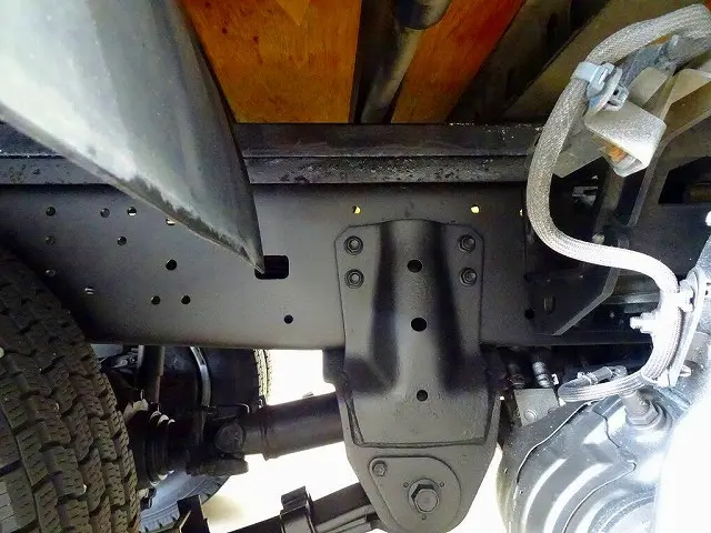 シャーシは 錆止め/マフラー塗装 仕上げに力を入れています。|日野 デュトロ 2KG-XZU675M(4WD)の写真47