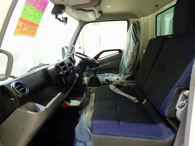 車線逸脱警報装置　PCS　アイドリングストップ　フォグランプ　TRC　電動パーキングブレーキ　クリアランスソナー　室内LED灯　ハイルーフ　|日野 デュトロ 2KG-XZU720M(2WD)の写真8