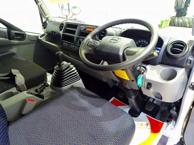 AC　PS　PW　SRS　ABS　集中ドアロック　左電格ミラー　ラジオ　ルームミラー式バックモニター　ターボ　排気ブレーキ　坂道発進補助装置　フロア6MT|日野 デュトロ 2PG-XZU720M(2WD)の写真5