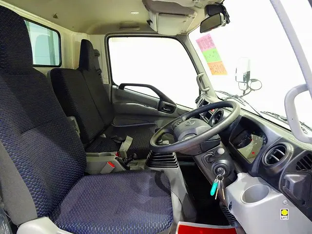 車線逸脱警報装置　衝突被害軽減ブレーキ　アイドリングストップ　フォグランプ　トラクションコントロール　電動パーキングブレーキ　クリアランスソナー　室内LED灯　ハイルーフ|日野 デュトロ 2PG-XZU720M(2WD)の写真6