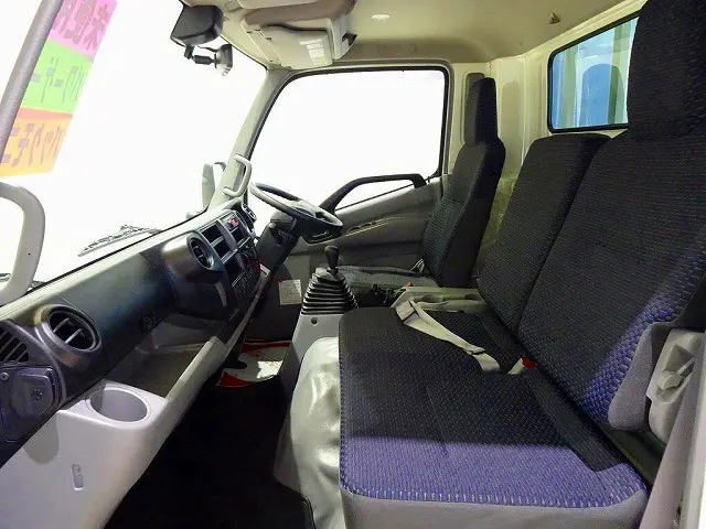 車線逸脱警報装置　衝突被害軽減ブレーキ　アイドリングストップ　フォグランプ　トラクションコントロール　電動パーキングブレーキ　クリアランスソナー　室内LED灯　ハイルーフ|日野 デュトロ 2PG-XZU720M(2WD)の写真8