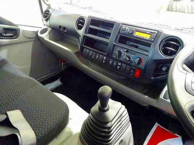 AC　PS　PW　SRS　ABS　集中ドアロック　左電格ミラー　ラジオ　ルームミラー式バックモニター　ターボ　排気ブレーキ　坂道発進補助装置　フロア6MT|日野 デュトロ 2PG-XZU720M(2WD)の写真9