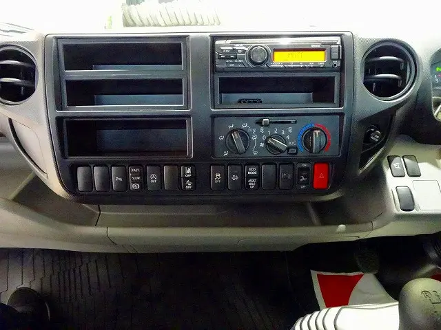 車線逸脱警報装置　衝突被害軽減ブレーキ　アイドリングストップ　フォグランプ　トラクションコントロール　電動パーキングブレーキ　クリアランスソナー　室内LED灯　ハイルーフ|日野 デュトロ 2PG-XZU720M(2WD)の写真10