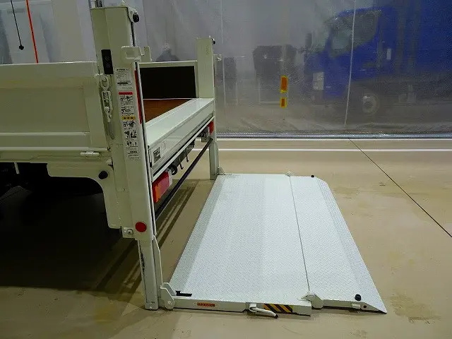 2段折れ式垂直パワーゲート　600kg　新明和/RE06-1134　長：120cm/有効長：107cm　幅：207cm/有効幅：194cm　左リア支柱PGスイッチ|日野 デュトロ 2PG-XZU720M(2WD)の写真32