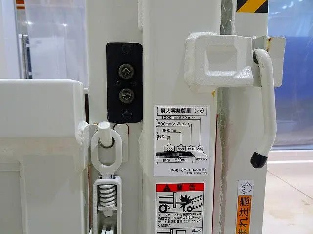 2段折れ式垂直パワーゲート　600kg　新明和/RE06-1134　長：120cm/有効長：107cm　幅：207cm/有効幅：194cm　左リア支柱PGスイッチ|日野 デュトロ 2PG-XZU720M(2WD)の写真33